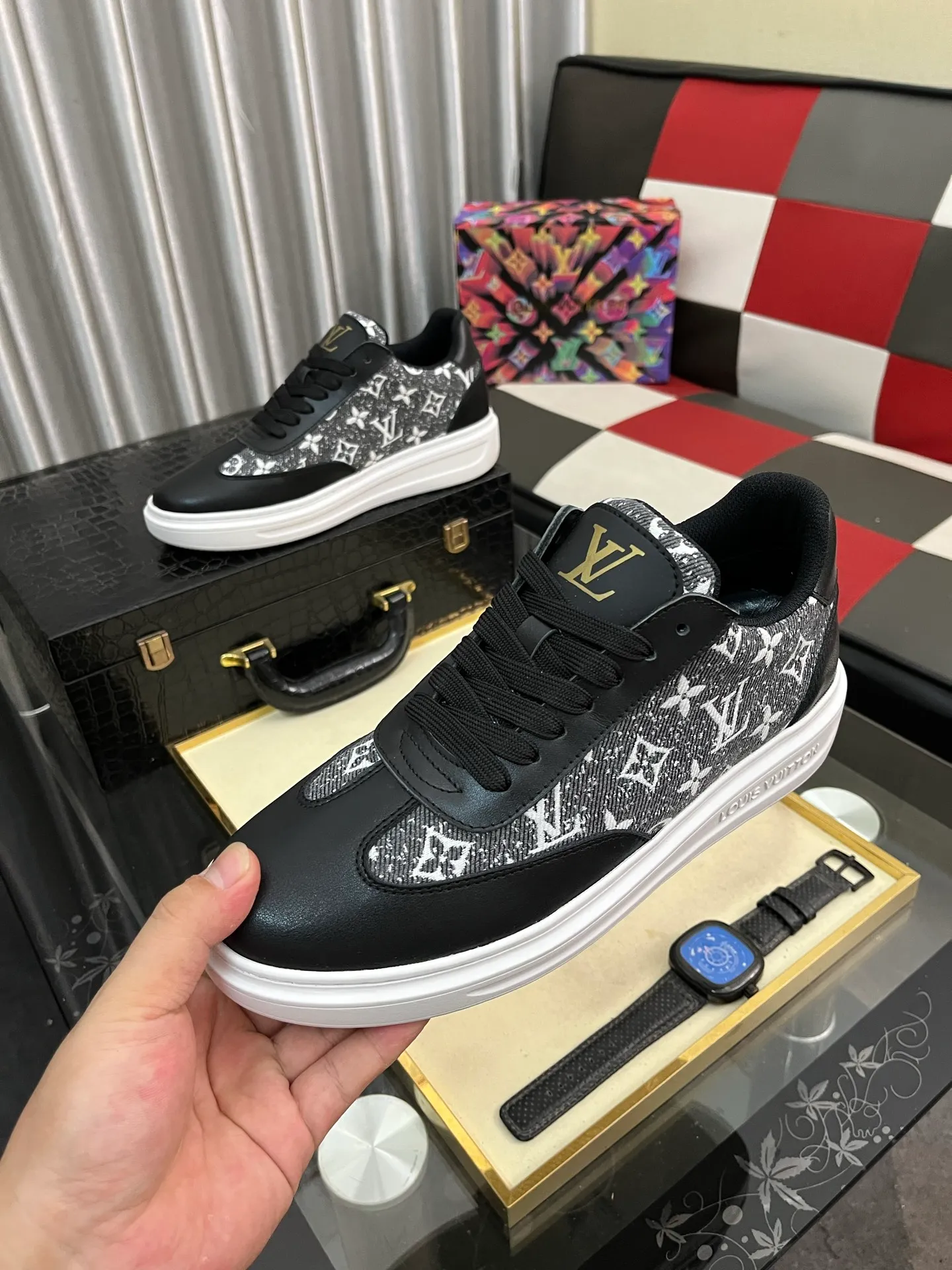Men's shoes 💰540⌚️⌚️ Louis vuitton/LV Louis Vuitton 》Original quality.~ Unique modern style sneakers. 🏃A must-have casual shoe for trendy men😍😍 Original brand imported from Italy, imported original leather, sheep lining (refuses to discolor and grind feet) Sole: Original sole provided by the original factory, French lazy style design ⚠️Fit to the feet, original quality, super comfortable original sole. Code number: 38-445️⃣Colors available